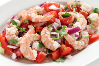 Картинка еда рыбные блюда морепродуктами помидоры лук креветки салат