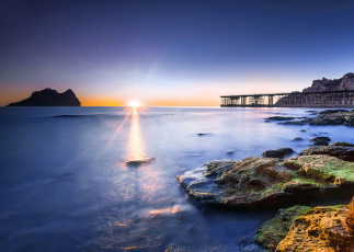 Картинка природа восходы закаты океан берег скалы мост горизонт солнце