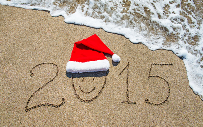 Обои картинки фото праздничные, - разное , новый год, sea, c, новым, годом, santa, hat, sand, beach, море, песок, пляж, 2015, new, year, happy