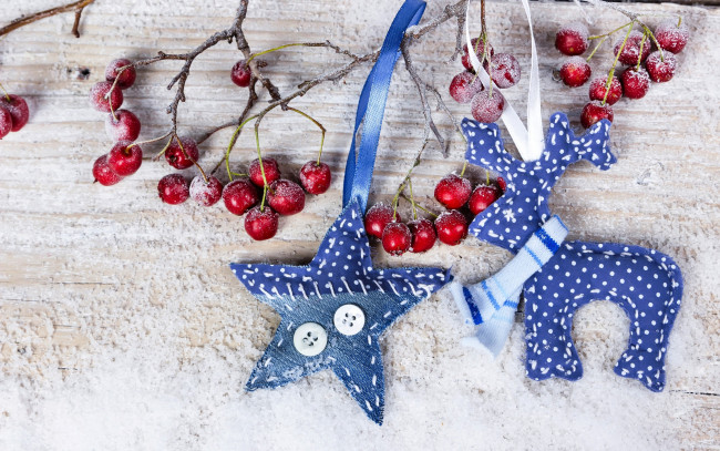 Обои картинки фото праздничные, фигурки, украшения, ягоды, снег, berries, wood, snow, merry, decoration, christmas, новый, год, рождество