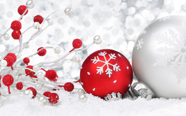 Обои картинки фото праздничные, шары, новый, год, украшения, снег, christmas, рождество, бусинки