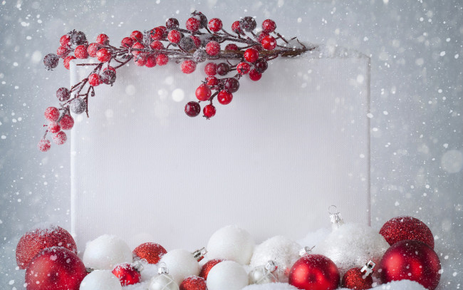 Обои картинки фото праздничные, шары, снежинки, снег, ветка, новый, год, ягоды, лист, christmas, рождество