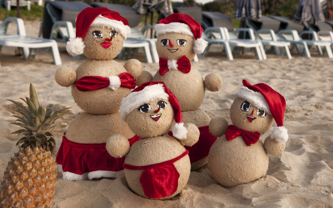 Обои картинки фото праздничные, снеговики, sand, beach, snowman, christmas, new, year, happy, пляж, рождество, c, новым, годом, песок