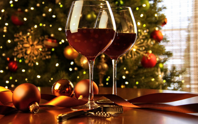 Обои картинки фото праздничные, угощения, decoration, christmas, merry, бокалы, вино, шары, елка, украшения, новый, год, рождество, balls