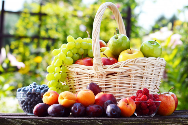 Обои картинки фото еда, фрукты,  ягоды, корзина, абрикосы, сливы, виноград, яблоки, малина, черника