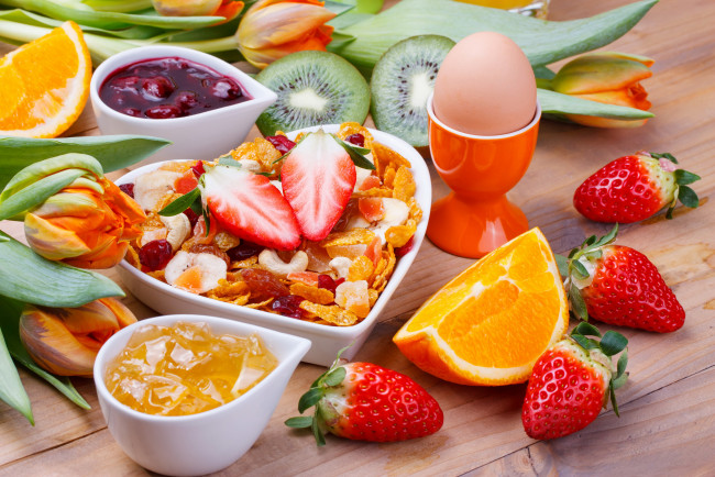 Обои картинки фото еда, мюсли,  хлопья, завтрак, яйцо, фрукты, киви, клубника, апельсин, тюльпаны