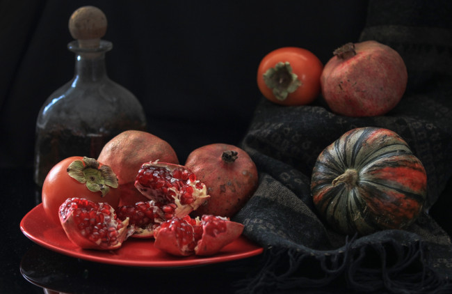 Обои картинки фото еда, фрукты,  ягоды, натюрморт, графин, гранат, тыква, шарф