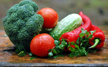 Картинка еда овощи брокколи петрушка огурец помидоры перец