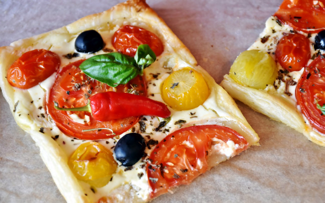 Обои картинки фото еда, пицца, томаты, маслины, базилик, перец