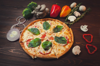 Картинка еда пицца грибы базилик перец розмарин лук