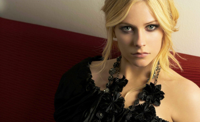 Обои картинки фото музыка, avril lavigne, блондинка, лицо, ожерелье, певица, аврил, лавин
