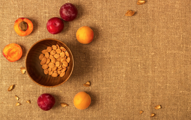 Обои картинки фото еда, персики,  сливы,  абрикосы, слива, орешки, абрикос