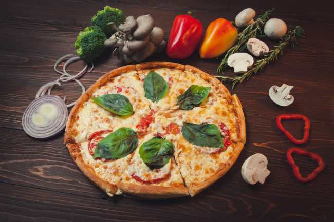 Обои картинки фото еда, пицца, грибы, базилик, перец, розмарин, лук
