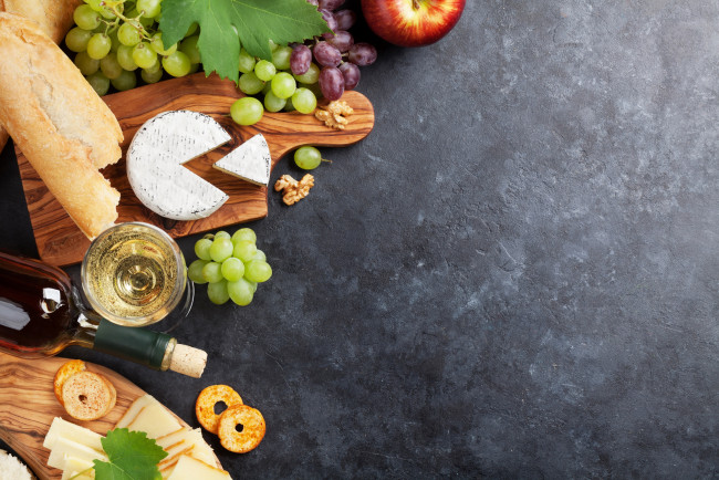 Обои картинки фото еда, разное, вино, мед, виноград, доска, сыр, яблоко