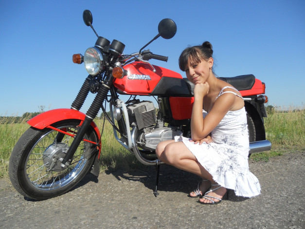 Обои картинки фото jawa 350, мотоциклы, мото с девушкой, девушка, поза, ява, мотоцикл, jawa, 350