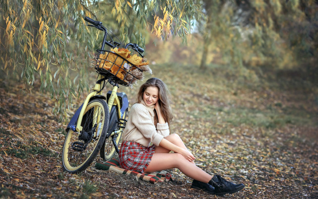 Обои картинки фото девушки, - брюнетки,  шатенки, осень, велосипед, прогулка