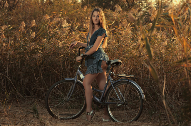 Обои картинки фото девушки, - блондинки,  светловолосые, блондинка, платье, велосипед, камыши