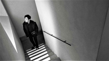 Картинка мужчины xiao+zhan актер куртка лестница окно