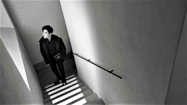 Обои картинки фото мужчины, xiao zhan, актер, куртка, лестница, окно