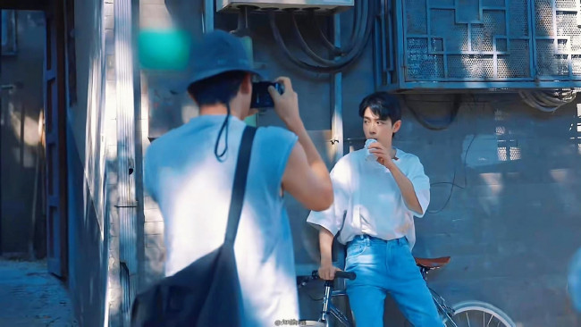 Обои картинки фото мужчины, xiao zhan, актер, мороженое, велосипед, дом, фотограф