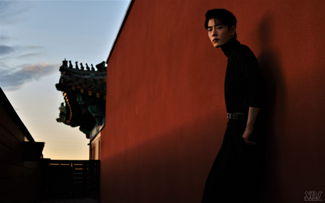 Обои картинки фото мужчины, xiao zhan, водолазка, стена, храм