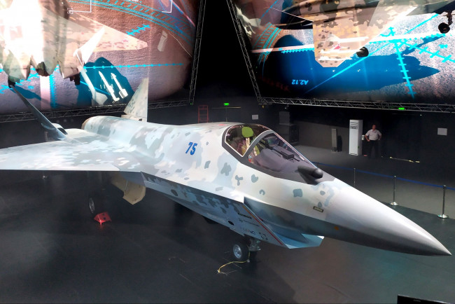 Обои картинки фото авиация, боевые самолёты, su75, checkmate, истребитель, павильон, россия, боевая