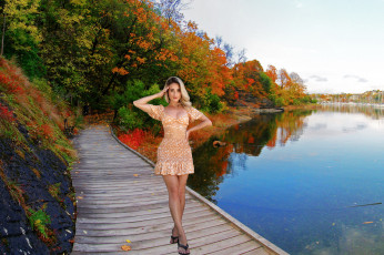 Картинка девушки cara+mell озеро осень блондинка поза платье мини