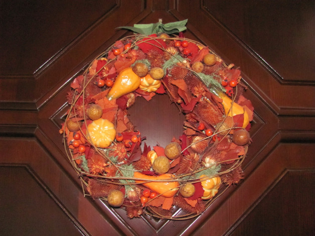 Обои картинки фото праздничные, украшения, тыквы, венок, ягоды, каштаны