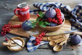 Картинка еда фрукты +ягоды инжир красная смородина ягоды сахар натюрморт