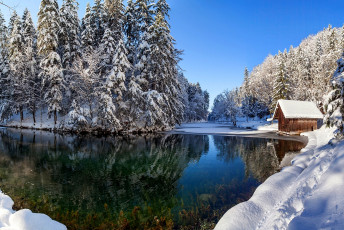обоя природа, реки, озера, река, снег, отражение, дом, зима, sky, winter, nature, пейзаж, white, beautiful, небо, snow, scenery, landscape, house, river, nice, cool, reflection