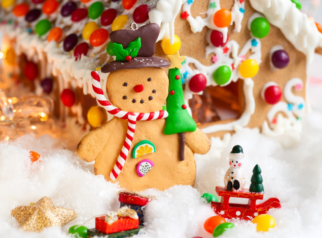 Обои картинки фото праздничные, угощения, снеговик, пряник, пряничный, домик, игрушки
