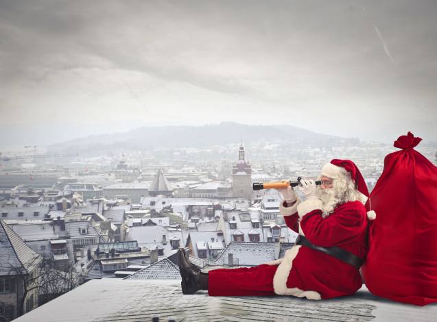 Обои картинки фото праздничные, дед мороз, санта, клаус, город, крыша, панорама, мешок, подзорная, труба