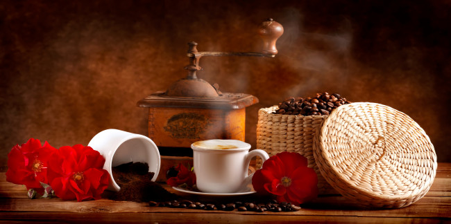 Обои картинки фото еда, кофе,  кофейные зёрна, розы, кофемолка, зерна, чашка