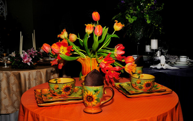 Обои картинки фото интерьер, декор,  отделка,  сервировка, столы, сервировка, свечи, тюльпаны