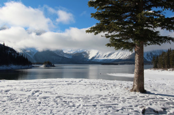 Картинка природа реки озера деревья снег остров озеро зима горы облака небо