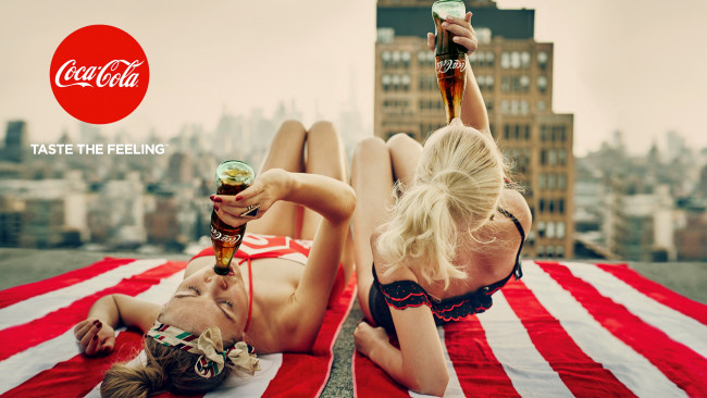 Обои картинки фото бренды, coca-cola, крыша, девушки, напиток, слоган