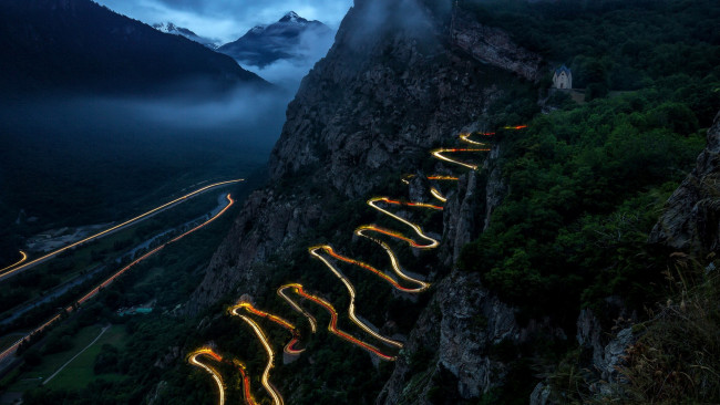 Обои картинки фото природа, дороги, горы, туман, серпантин, дорога, огни, франция