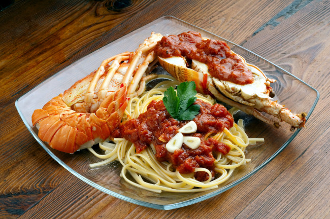 Обои картинки фото еда, рыбные блюда,  с морепродуктами, чеснок, соус, краб