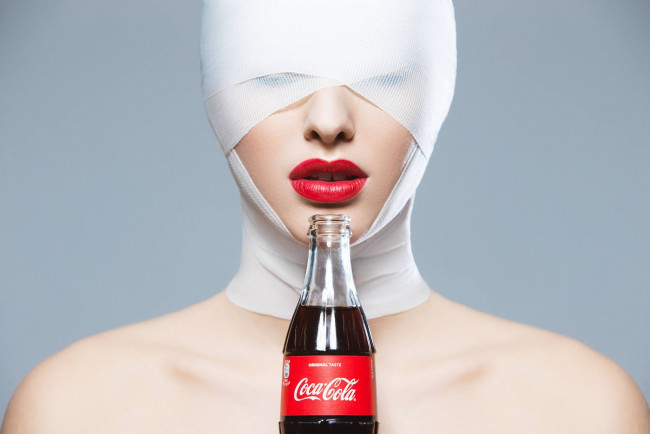 Обои картинки фото бренды, coca-cola, алые, губы, девушка, бутылка
