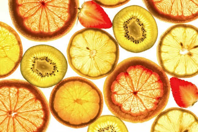 Обои картинки фото еда, фрукты,  ягоды, клубника, апельсин, киви, лимон, макро, дольки