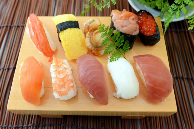 Обои картинки фото еда, рыба,  морепродукты,  суши,  роллы, японская, икра, суши, кухня