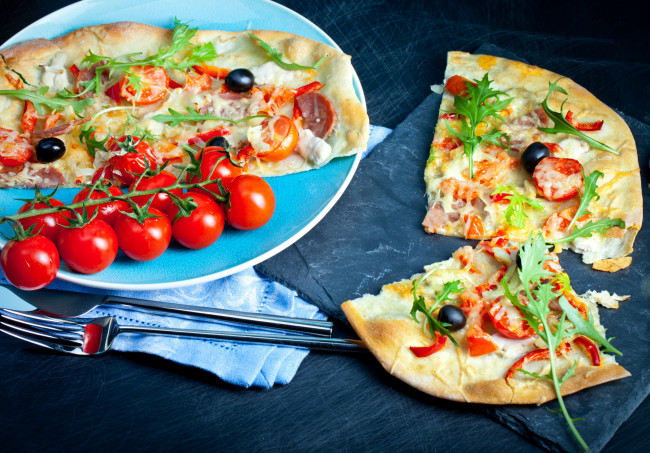 Обои картинки фото еда, пицца, маслины, помидоры, томаты