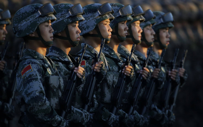 Обои картинки фото оружие, армия, спецназ, китайская, винтовки, штурмовая, винтовка, шлем, азия, китай, солдаты