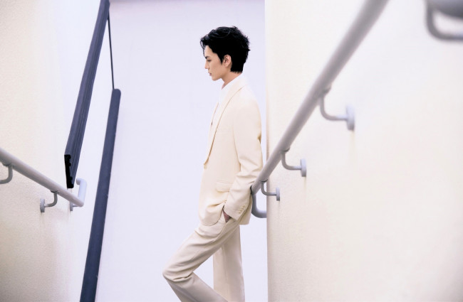 Обои картинки фото bi wen jun, мужчины, -unsort, актер, костюм, лестница