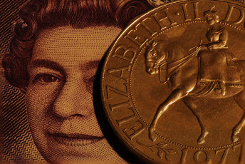 Картинка разное золото купюры монеты фунт монета королева