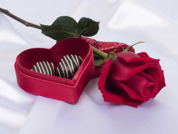 Обои картинки фото еда, конфеты, шоколад, сладости, роза, сердце