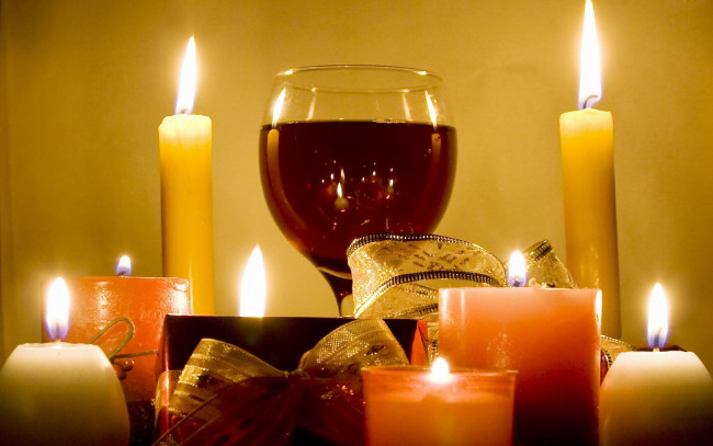 Обои картинки фото праздничные, новогодние, свечи, бокал, коробка, банты, вино