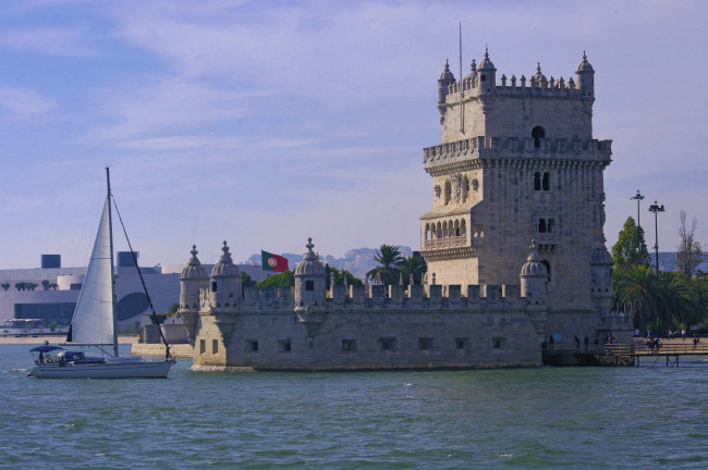 Обои картинки фото города, лиссабон, португалия, крепость, парусник, море