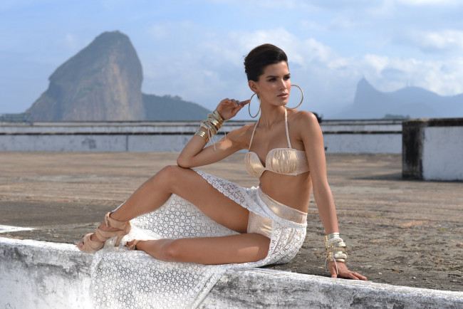 Обои картинки фото Raica Oliveira, девушки, купальник, бикини, браслеты