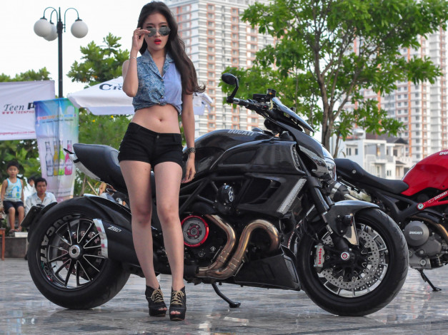 Обои картинки фото мотоциклы, мото с девушкой, woman, bike